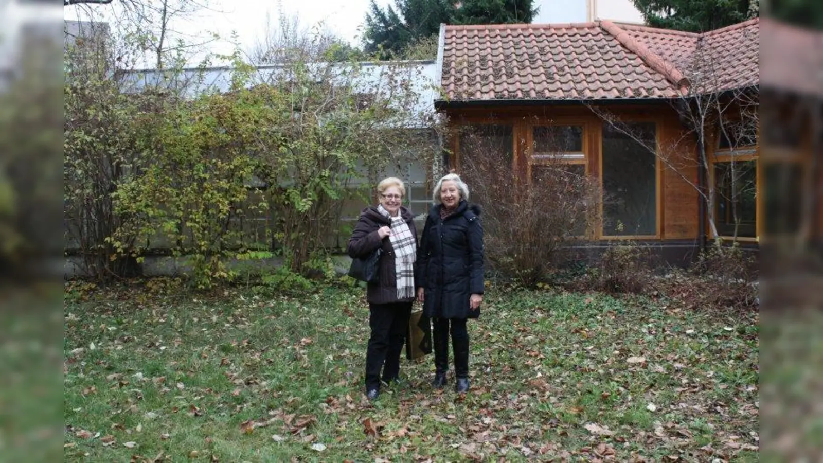 „Wir hoffen, dass alles hinhaut”: Ingeborg Staudenmeyer (li.) und Barbara Marc im Erholungsgelände Taxisgarten. (Foto: sb)