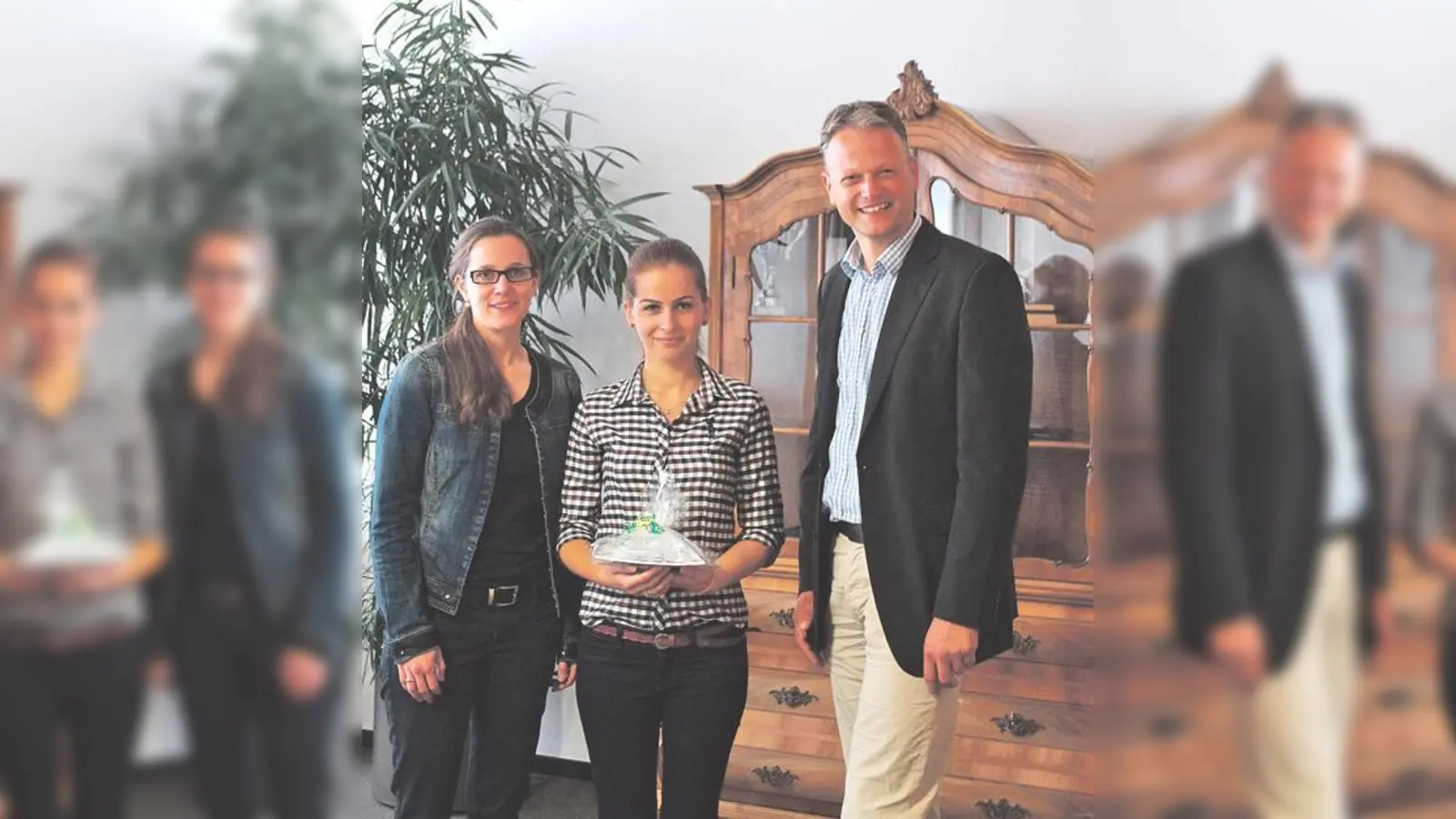 Azubi Simge Güler (Mitte) mit Neufahrns 3. Bürgermeister Thomas Seidenberger und Ausbildungsleiterin Michaela Zehnter.	 (Foto: Gemeinde Neufahrn)