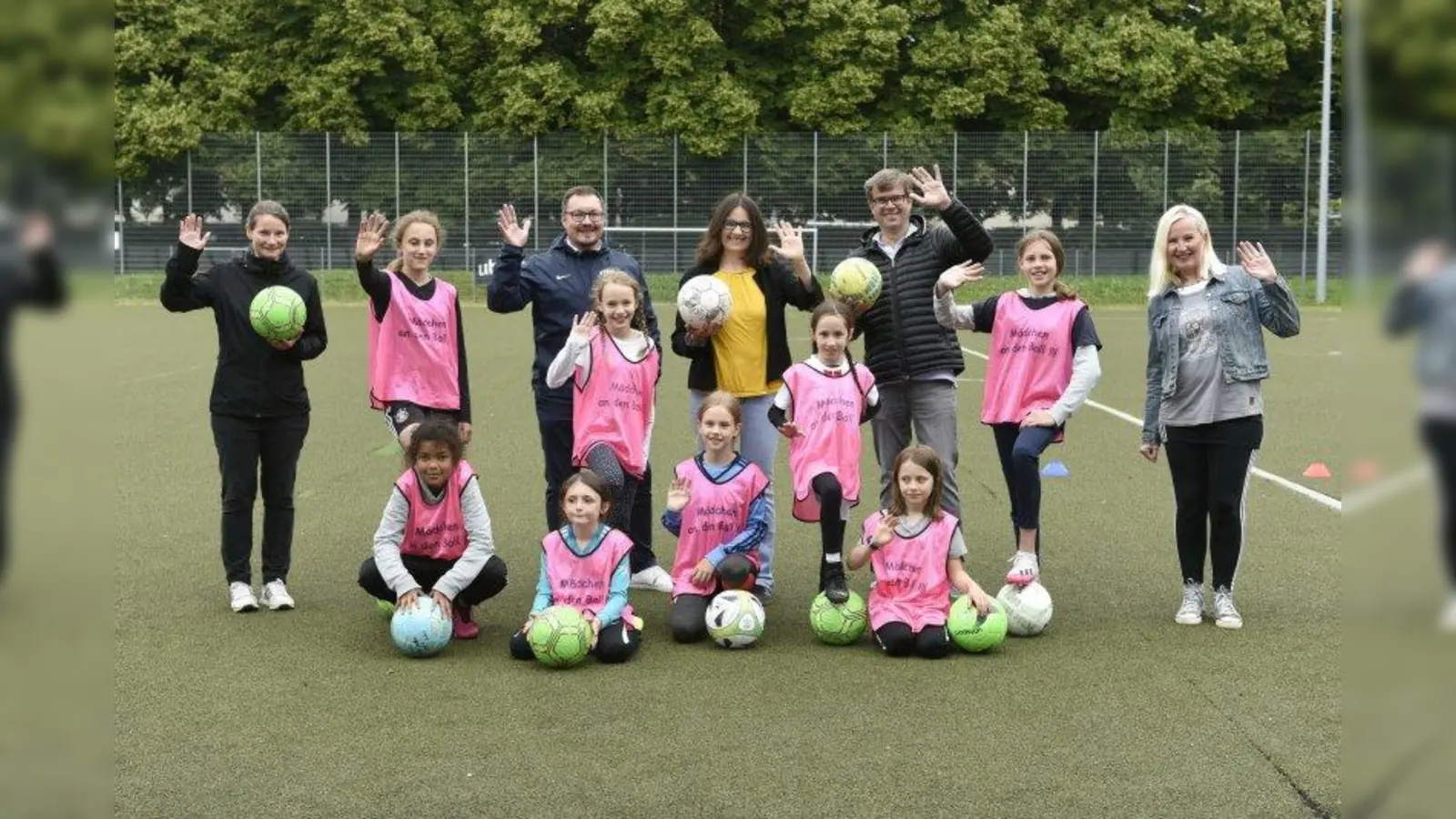 In der vergangenen Woche gab es für „Mädchen an den Ball“ auf dem Gelände der FT Gern Besuch vom Bayerischen Fußballverband: Tanja Wohllaib (links), Florian Ächter (3. von links, Fußballkoordinator der Stadt München) und Frank Ludewig (3. von rechts, Kreisvorsitzender München) zusammen mit SPD-Stadträtin Kathrin Abele (Mitte) und Projekt-Initiatorin Anna Seliger (rechts) sowie fußballbegeisterten Mädchen, die an dem Projekt teilnehmen. (Foto: BIKU e.V.)