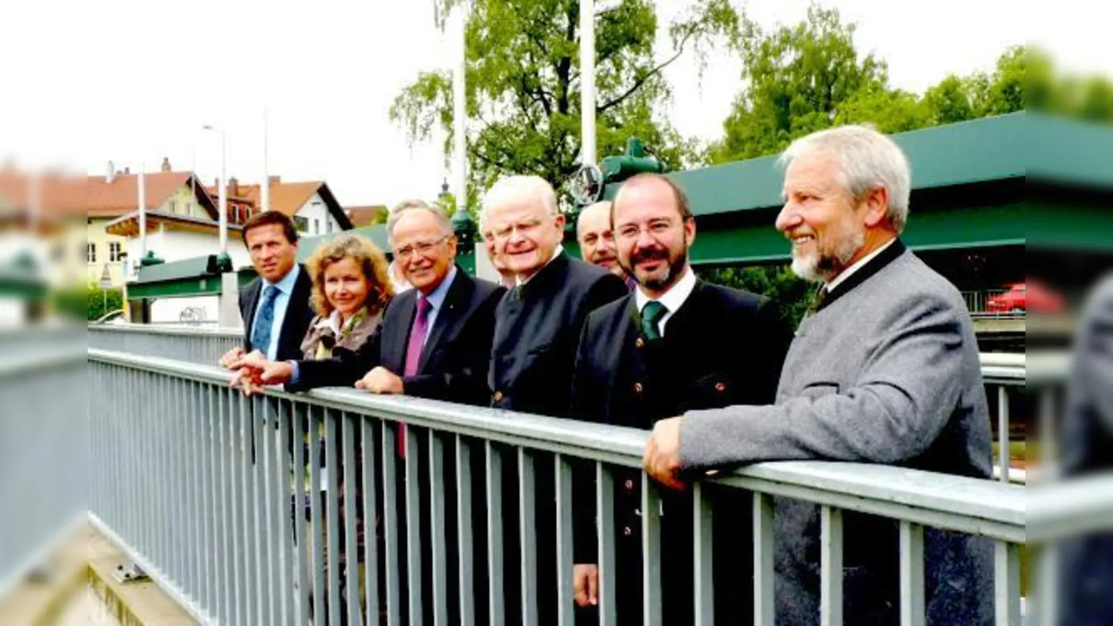 Auf der neuen B 15-Wehranlage blicken sie in den Flutkanal (v.li.): Max Gotz, Sylvas Orlamünde, Josef Mederer (Bezirkstagspräsident), Hochwasserreferent Gisbert Becker, Heinz Grundner und Peter Huber. 	 (Foto: bb)