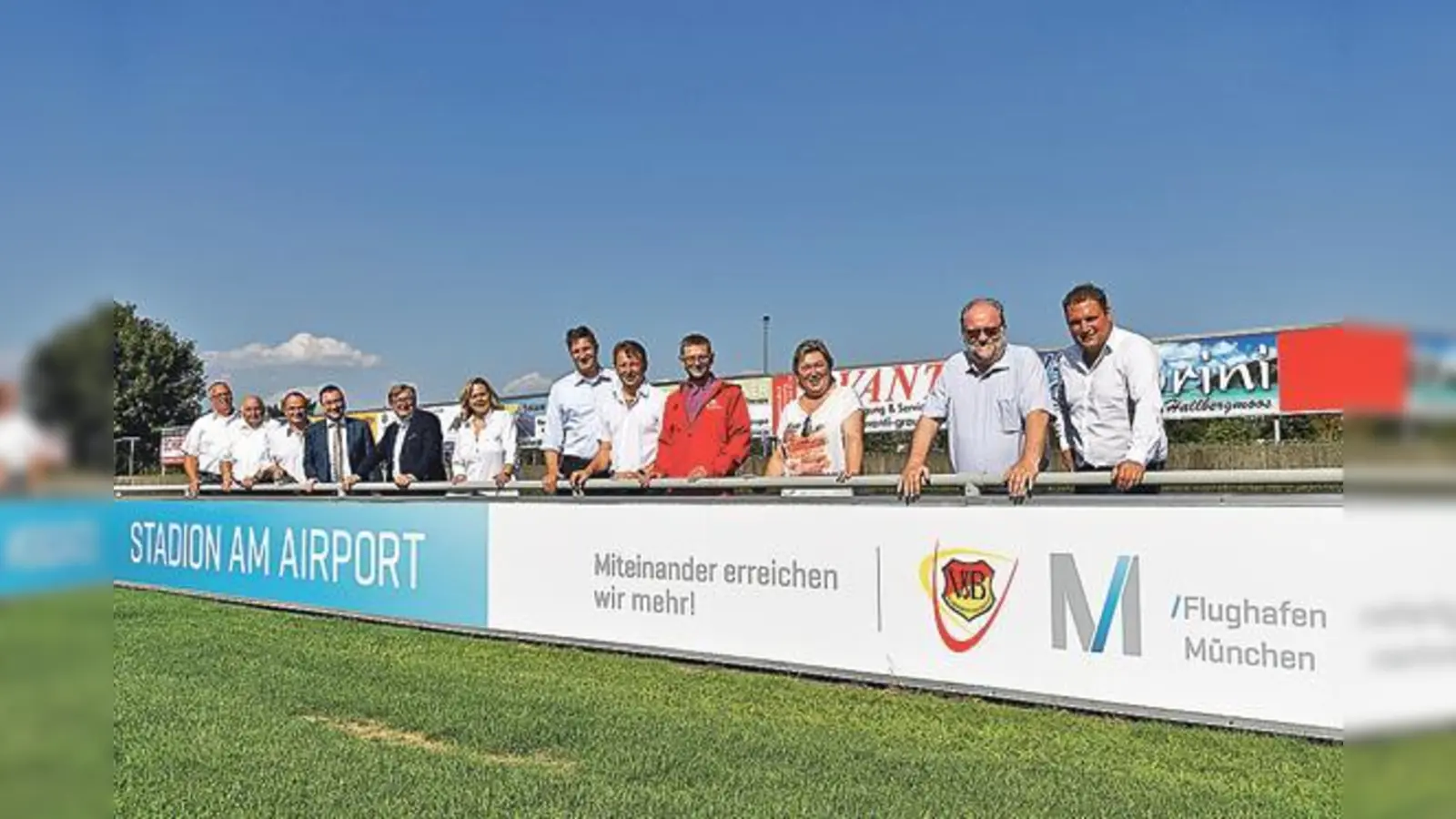 Sichtbarer Ausdruck der vertieften Partnerschaft zwischen dem VfB Hallbergmoos und der Flughafen München GmbH ist die neue Werbebande im »Stadion am Airport«.  	 (Foto: FMG)