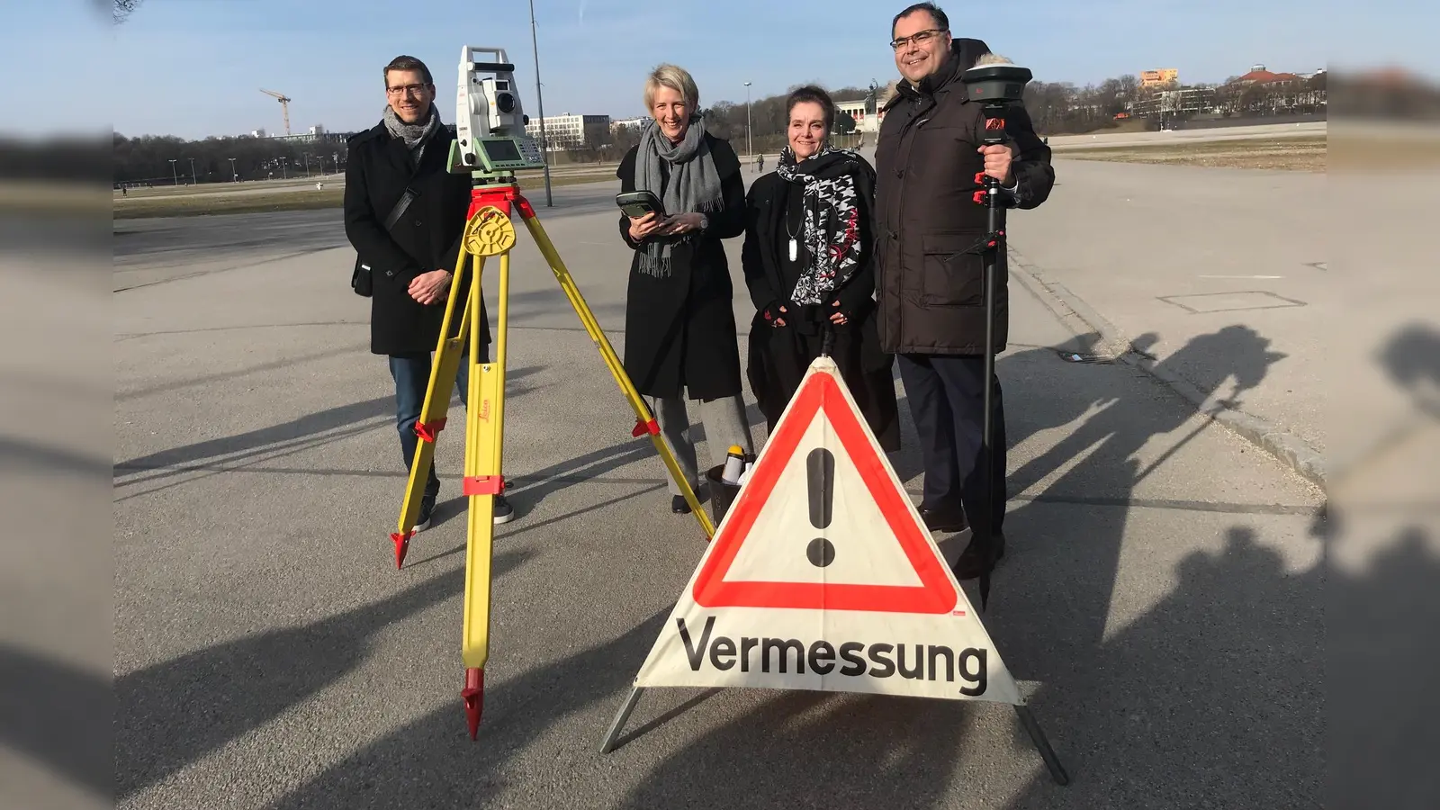 Freuen sich, dass die Vorarbeiten endlich losgehen (v.l.): Gesamtprojektleiter Markus Unterreiter, 2. Brgm. Katrin Habenschaden, Baureferentin Dr. Ing. Jeanne-Marie Ehbauer und SWM-Geschäftsführer-Mobilität, Ingo Wortmann. (Foto: Daniela Fürst)