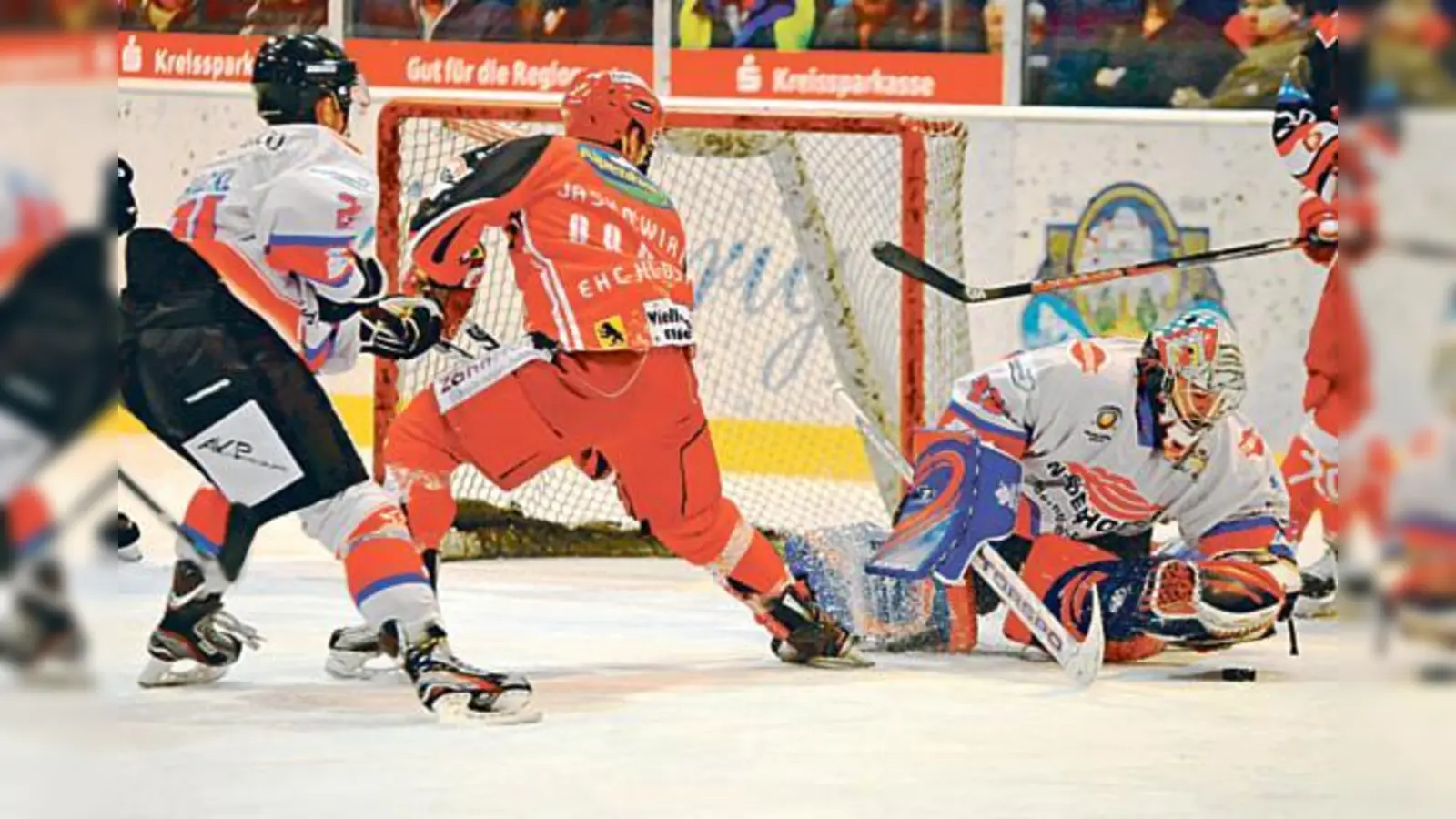 US-Boy Nick Jaskowiak steuerte beim Heimspiel gegen Deggendorf Fire das 2:0 bei, direkt vor dem gegnerischen Torhüter.  (Foto: smg/Nicky Alexander)