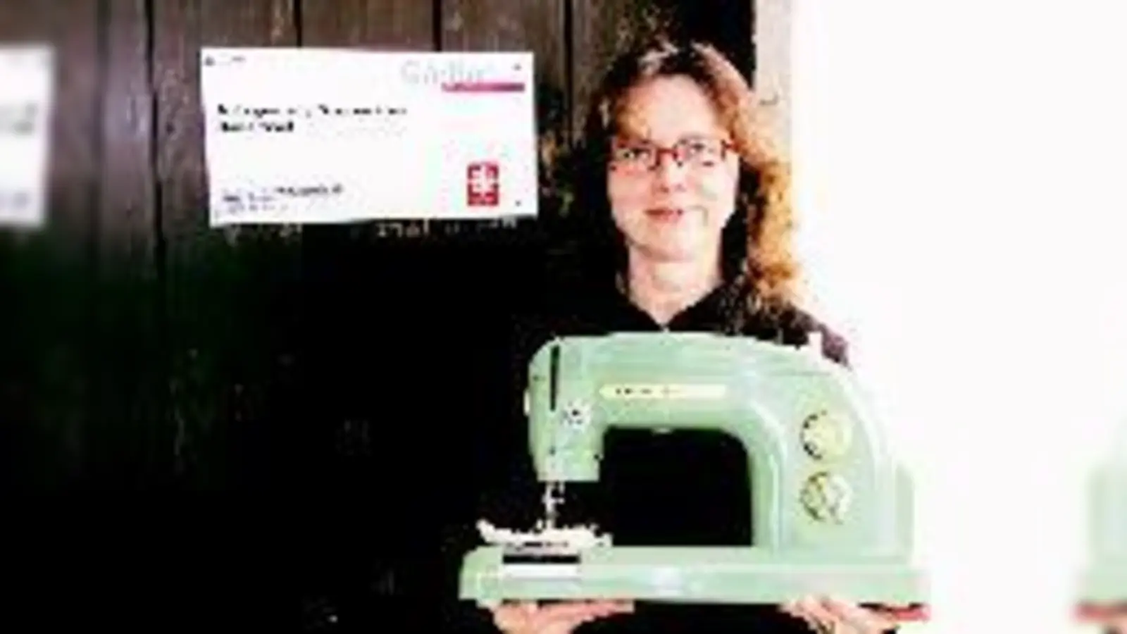 Sozialpädagogin Silvia Treitinger freut sich auf regen Zulauf in der neu eröffneten Caritas-Nähstube. Zwei Ehrenamtliche helfen Interessierten fachlich versiert bei der Handarbeit. 	 (Foto: ko)
