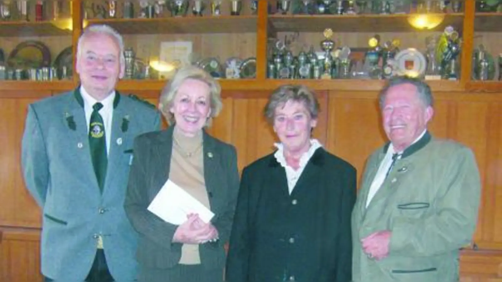 Osterfeier mit Ehrung: Wolfgang Sandmann (1. Schatzmeister), Margot Günther, Maria Czekalla (1. Schützenmeisterin) und Rudi Hartlmeier (Ehrenmitglied Schützenliesl München-Neuhausen). (Foto: privat)