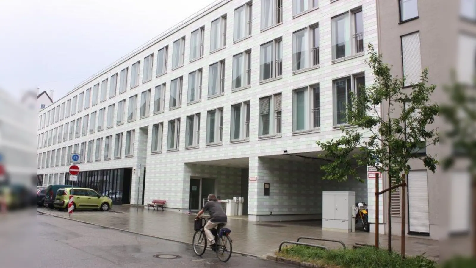 Unter dem Sozialbürgerhaus an der Meindlstraße gibt es eine Anwohnergarage. Wird dahinter die Altenwohnanlage errichtet, soll auch dort eine Garage für Anwohner berücksichtigt werden - das verlangt der Bezirksausschuss. (Foto: job)