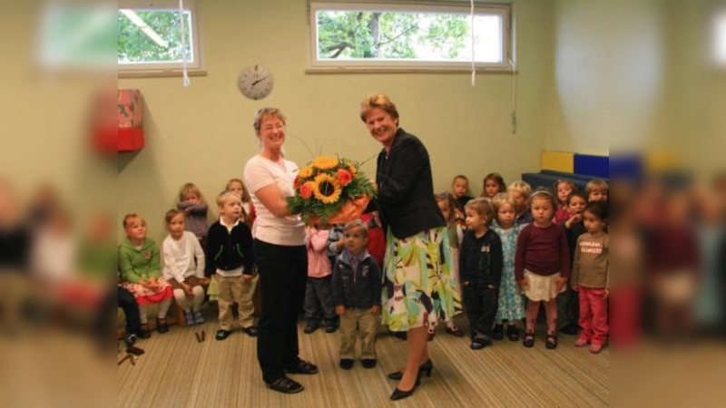 „Das ist mein Kindergarten.“ Susanne Ritter (links) hält dem Kindergarten Josefstift seit 25 Jahren die Treue, seit 1995 ist sie die Leiterin der Einrichtung. Zum Dienstjubiläum überreichte Annemarie Detsch Blumen der Gemeinde. (Foto: US)