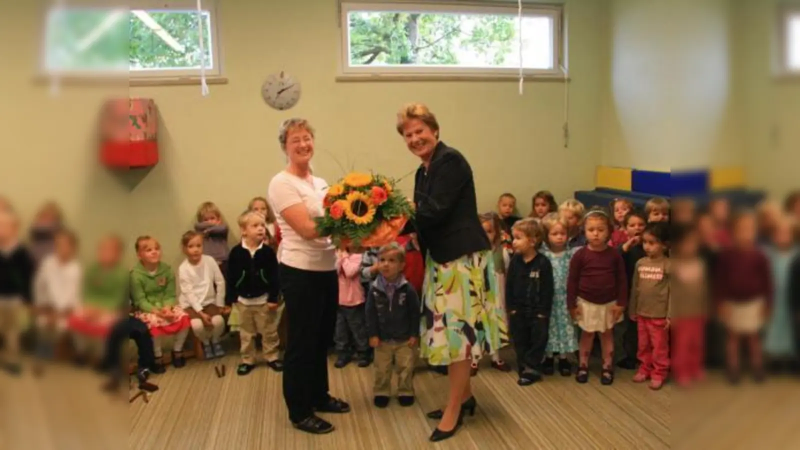 „Das ist mein Kindergarten.“ Susanne Ritter (links) hält dem Kindergarten Josefstift seit 25 Jahren die Treue, seit 1995 ist sie die Leiterin der Einrichtung. Zum Dienstjubiläum überreichte Annemarie Detsch Blumen der Gemeinde. (Foto: US)