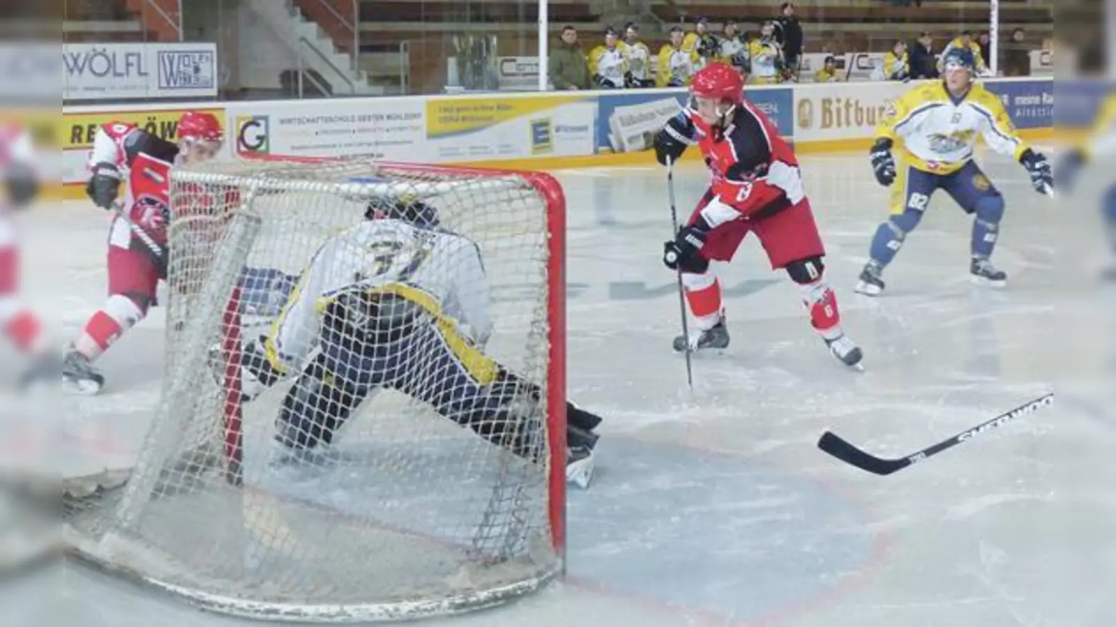 Spielszene aus einem Bezirksliga-Match gegen die 1b der  Löwen aus der Saison 2016/17. Eventuell steigen die Rot-Weißen am Freitag gegen die »großen« Löwen aus der Oberliga Süd in die Vorbereitung ein. Dies entscheidet sich am 7.9.2018.  (F: Archiv/CU)