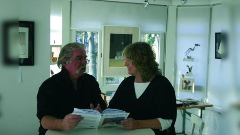 Ursula und Brian Bagnall mit ihrem Buch „Zwiebeltränen”