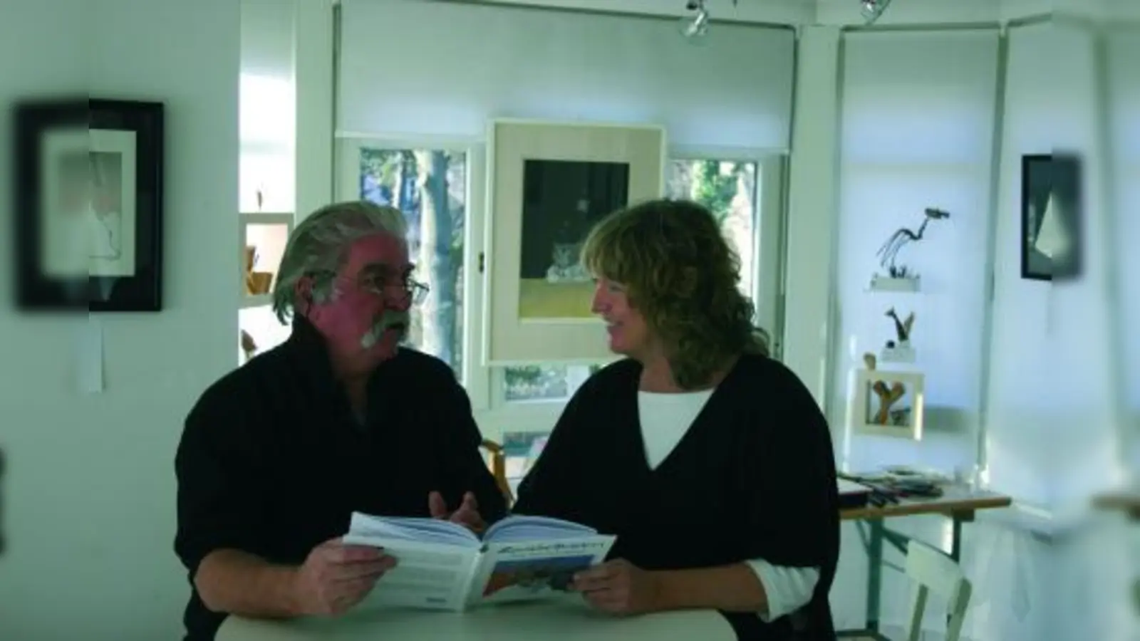 Ursula und Brian Bagnall mit ihrem Buch „Zwiebeltränen”