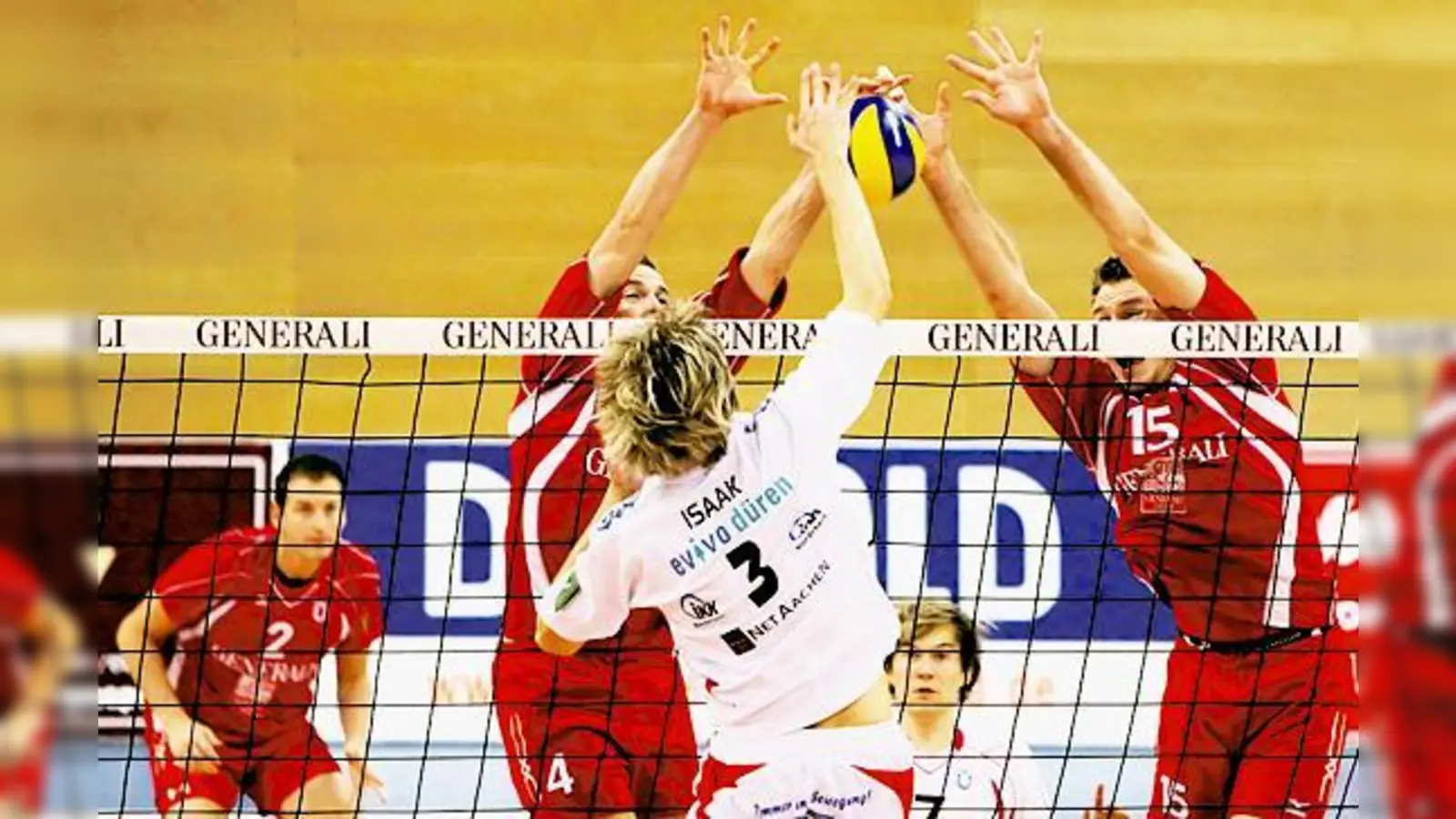 Voller Einsatz gegen Düren: Nach zwei knappen Niederlagen in der Liga will Haching dem Drittplatzierten im Pokal zeigen, wo der Hammer hängt.  (Foto: Glasl)