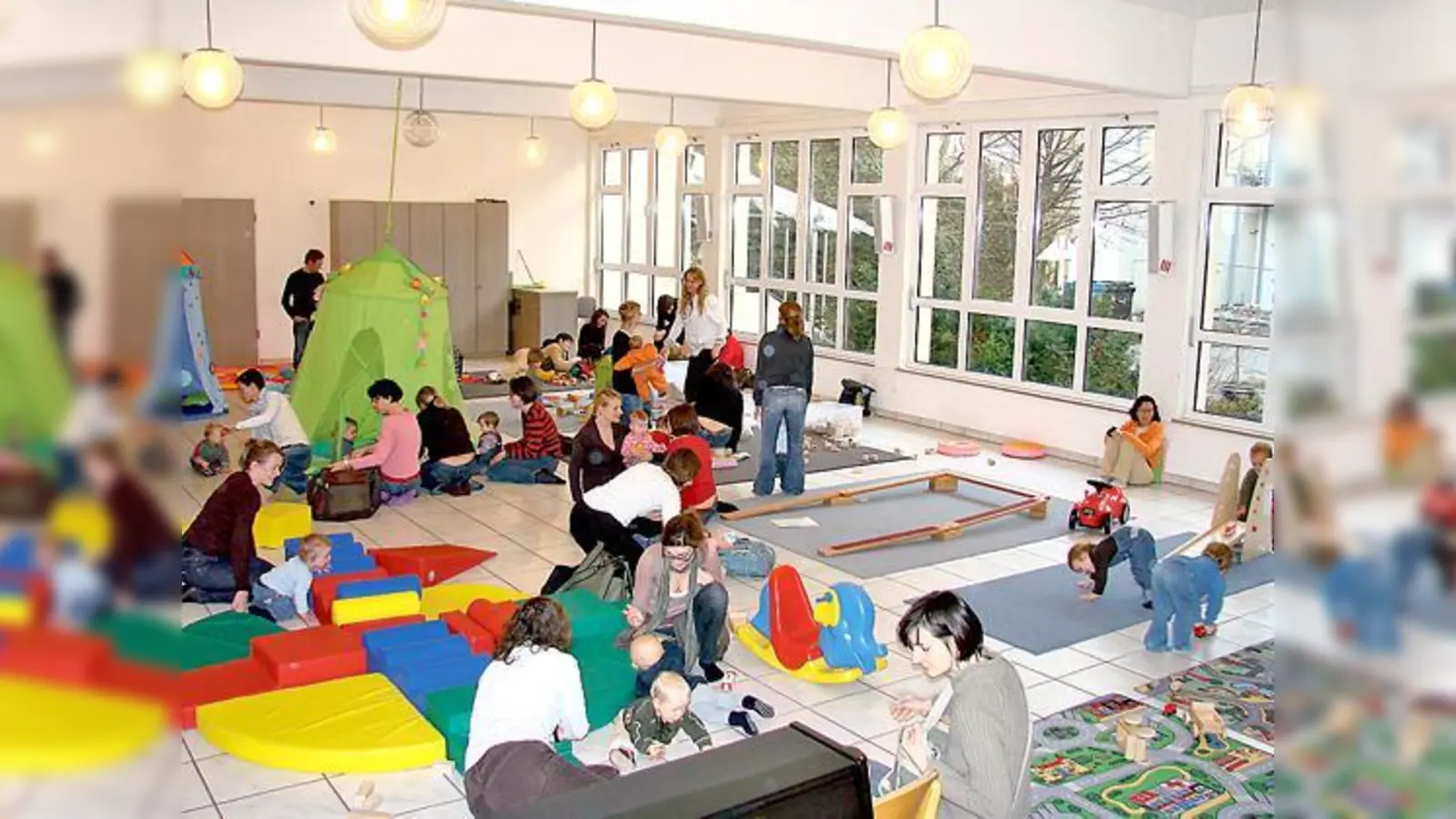 Kuschelig warm können Kinder auf dem Winterspielplatz drinnen toben. 	 (Foto: Marc Dittberner)