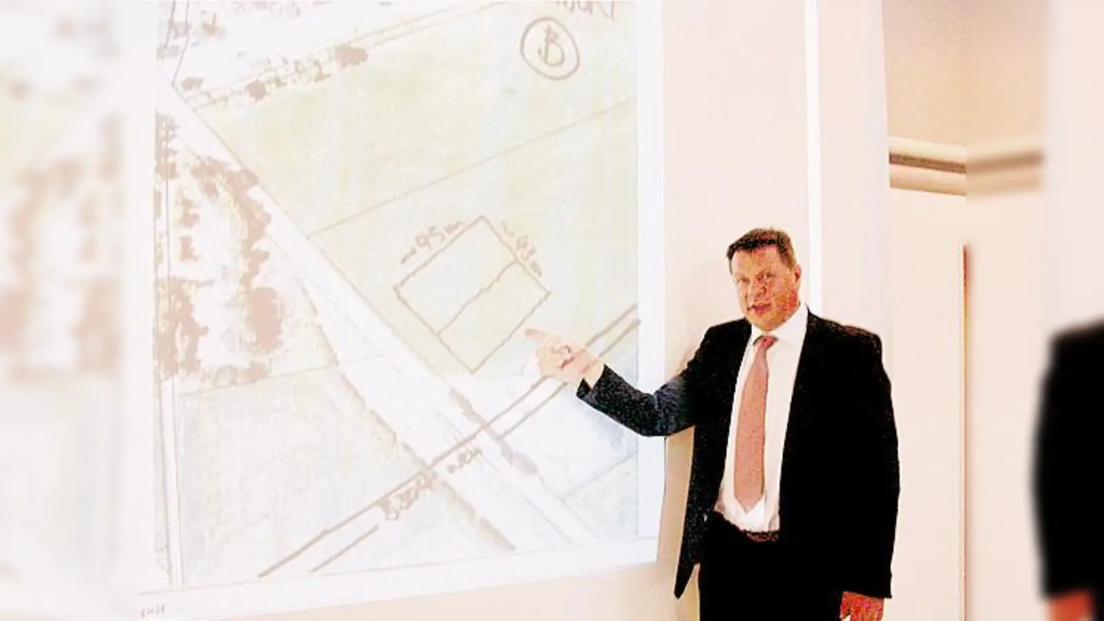 Bürgermeister Piet Mayr zeigt den geplanten Standort, ein gemeindliches Grundstück an der B 304.  (Foto: Oswald)