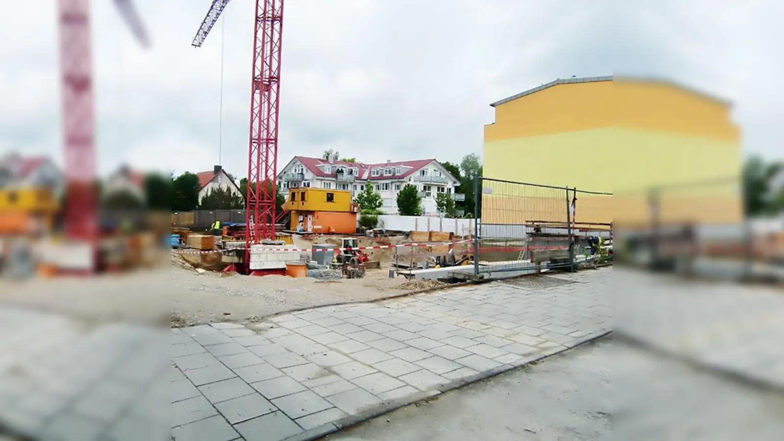 An der Denninger Straße wird in den Neubau eines Wohngebäudes eine Kinderkrippe für 36 Kinder unter drei Jahren integriert.	 (Foto: ikb)