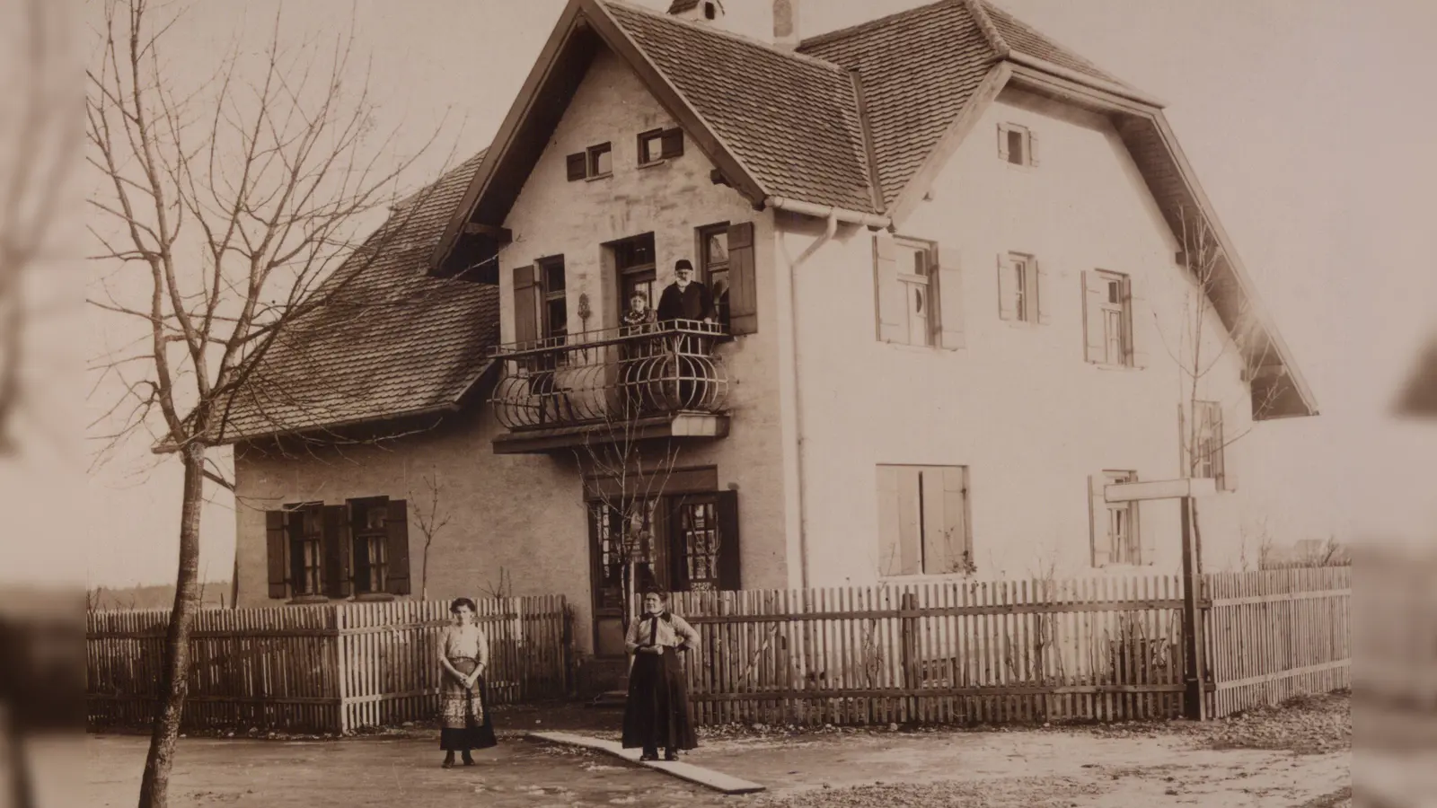 Ein Haus an der Bahnhofstraße 34 vor knapp 100 Jahren. Die Ausstellung über "Höfe, Häuser und Flüchtlingsfamilien im Gemeindegebiet Vaterstetten" wird nach ihrer Präsentation im Rathaus nochmal im vhs-Bildungszentrum gezeigt. (Foto: Gemeindearchiv Vaterstetten)