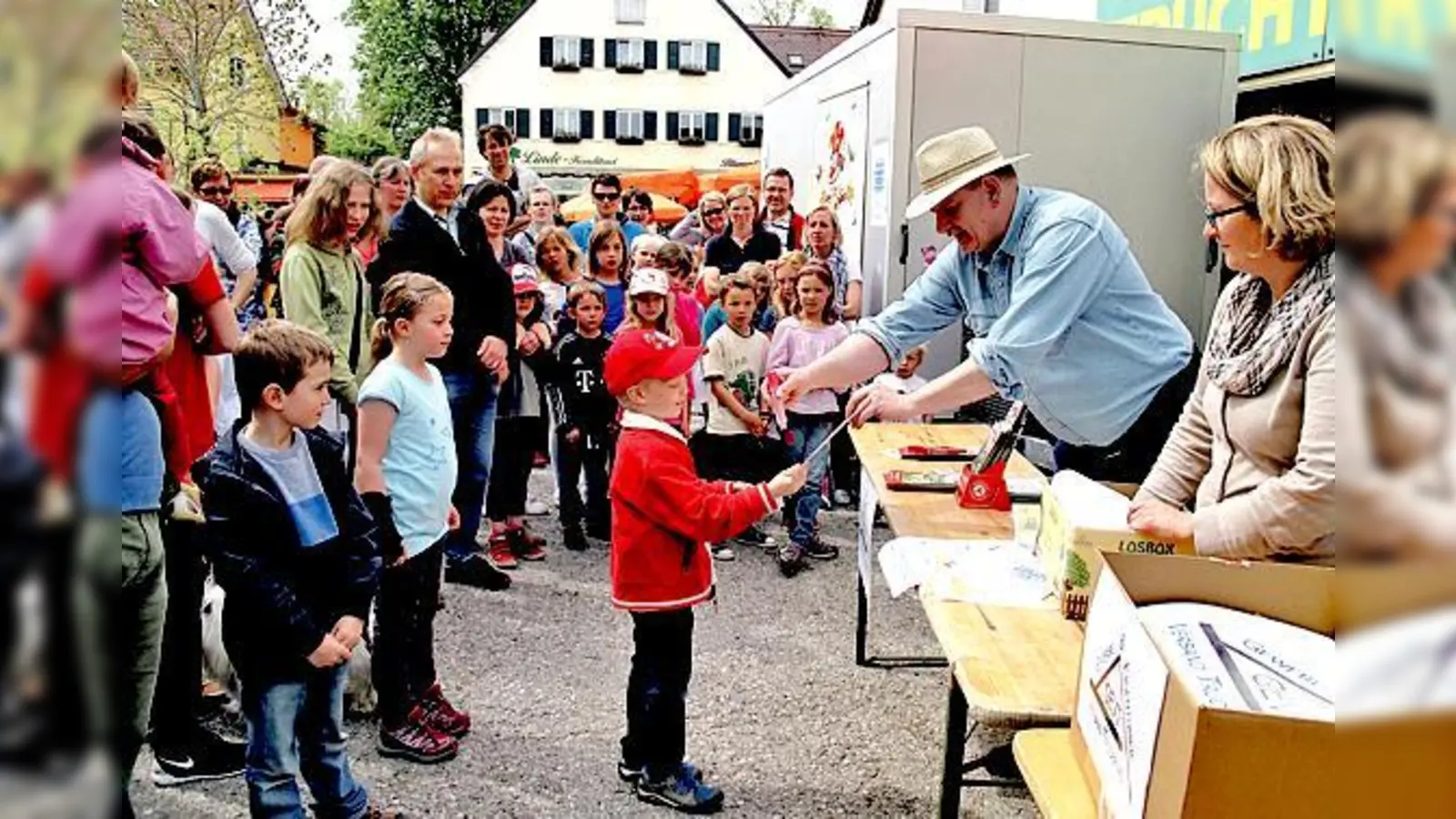 Alexander Müller, zweiter Vorstand des GEVT, überreicht die Preise an die diesjährigen Gewinner der Kinderrallye.	 (Foto: privat)