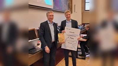 Mobilitätsreferent Georg Dunkel (l.) überreichte Bürgermeister Dominik Krause stellvertretend für den gesamten Münchner Stadtrat die Siegerurkunde. (Foto: Mobilitätsreferat)