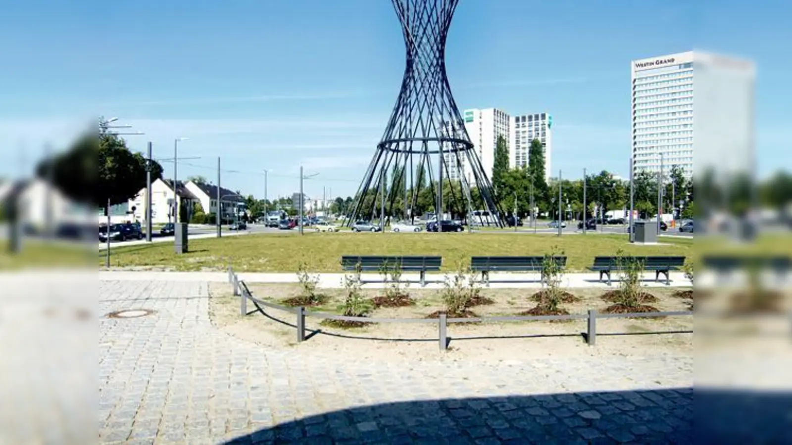Die gepflanzten Büsche stehen erst am Anfang ihrer Entfaltung. Der Bezirksausschuss will der Natur aber nicht mehr Zeit geben. Er will schneller eine Verschönerung des kargen Effnerplatzes erreichen. 	 (Foto: hgb)