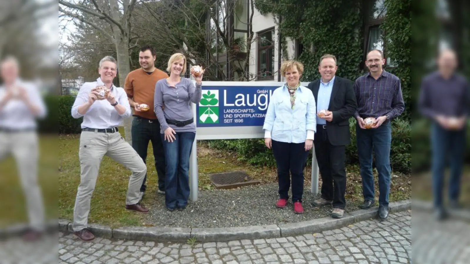 Die süße Osterüberraschung hielt auch bei der  Fa. Laugl GmbH in Gräfelfing Einzug: v.l. Sabine Pinkernelle (Teamassistenz), Patrick Hoffmann (Bauleiter), Sabine Nitschke (Personalwesen), Barbara Leitmeier (Abrechnung), Franz Leitmeier (Geschäftsführer), Bernhard Badmann (Disposition). (Foto: ws)