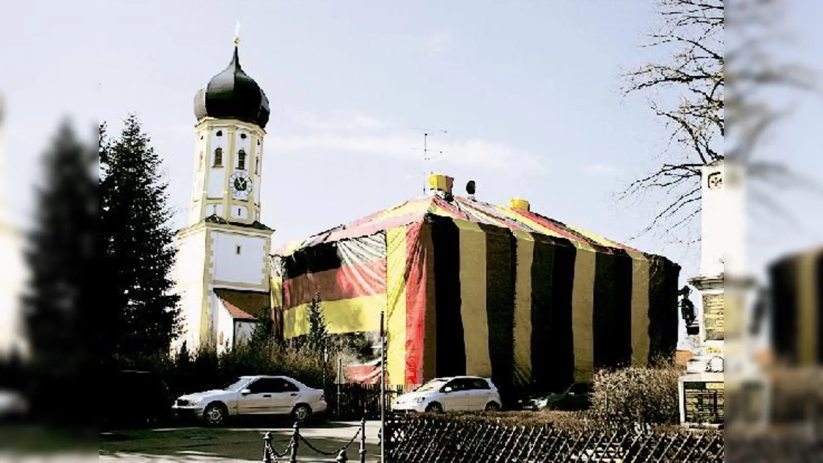 Das Pfarrhaus ist verpackt wie ein Osterei für echte Fußballfans.  (Foto: Woschée)