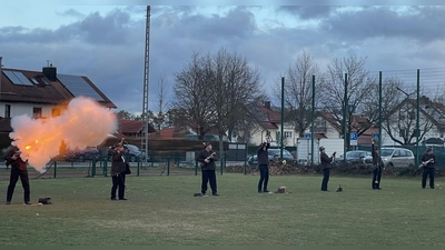 Mit einem Feuerstoß und einem gewaltigen Knall schießt ein Böllerschütze am Allinger Sportplatz das neue Jahr an. (Foto: pst)