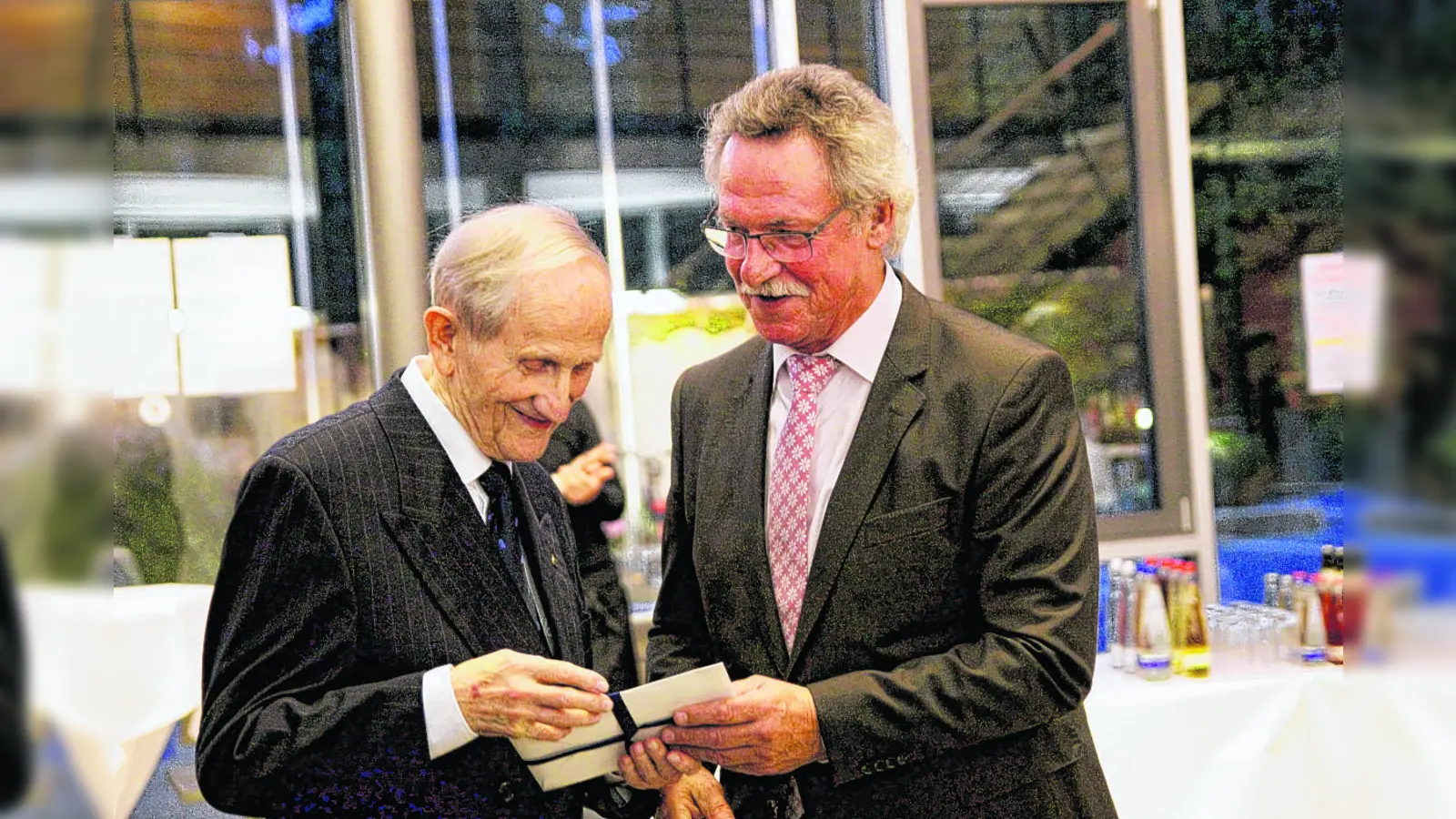 Günther Schuppler (l.) war Altbürgermeister und Ehrenbürger von Planegg. Zu seinem 85. Geburtstag richtete die Gemeinde Planegg einen Empfang im Rathaus aus, der damalige Bürgermeister Heinrich Hofmann gratulierte. Nun verstarb Günther Schuppler mit 89 Jahren. (Foto: Ulrike Seiffert)