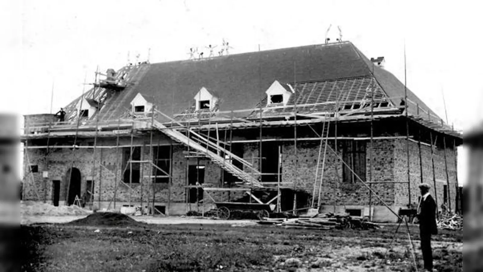 Zum Richtfest zeigten die Grafinger Turner 1924  auf dem Dach ihres neuen Vereinsheimes ihr ganzes  Können. 	 (Foto: Museum der Stadt Grafing)