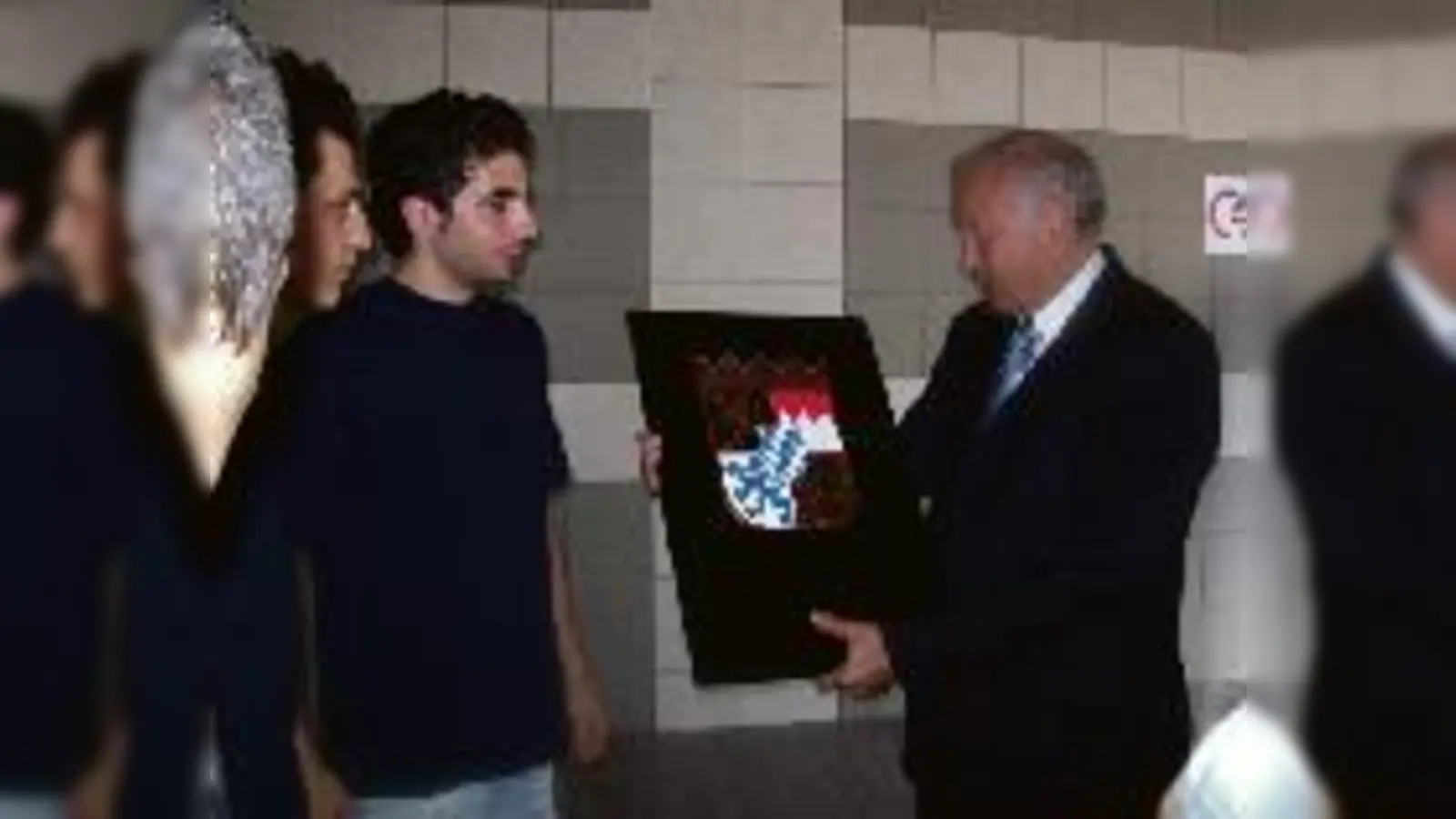 Ein Auszubildender von A24 überrascht Ministerpräsident Beckstein mit einem selbstgefertigten Präsent.	 (Foto: wei)