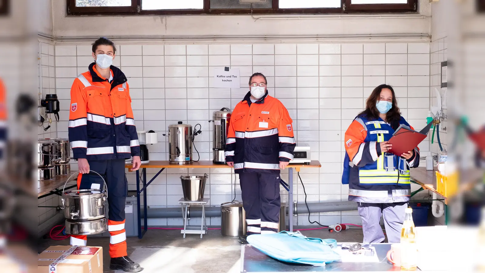 Helfer der Malteser Schnelleinsatzgruppe Betreuung unter der Leitung von Gruppenführerin Marion Eichschmid (re.) kümmern sich um warme Getränke für Mitarbeiter und Wartende an drei Abstrichstellen.  (Foto: Philipp Hennigs/Malteser Erding)
