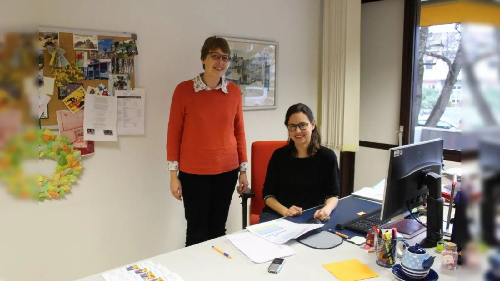 „Wir arbeiten mit den Ehrenamtlichen Hand in Hand”: Gunda Nickel (links) und Manuela Arnsperger sind hauptamtlich im Alten- und Service-Zentrum (ASZ) Allach-Untermenzing tätig. (Foto: sb)