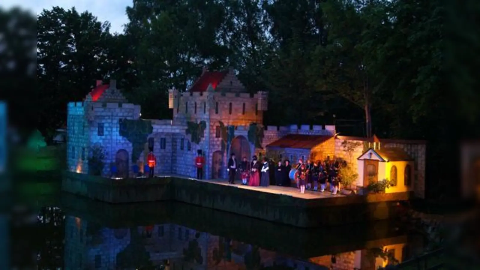 Auch heuer wird der Theaterverein Markt Schwaben e. V. wird vor spektakulärer Kulisse am Weiher für Begeisterung sorgen. 	 (Foto: Theaterverein Markt Schwaben)