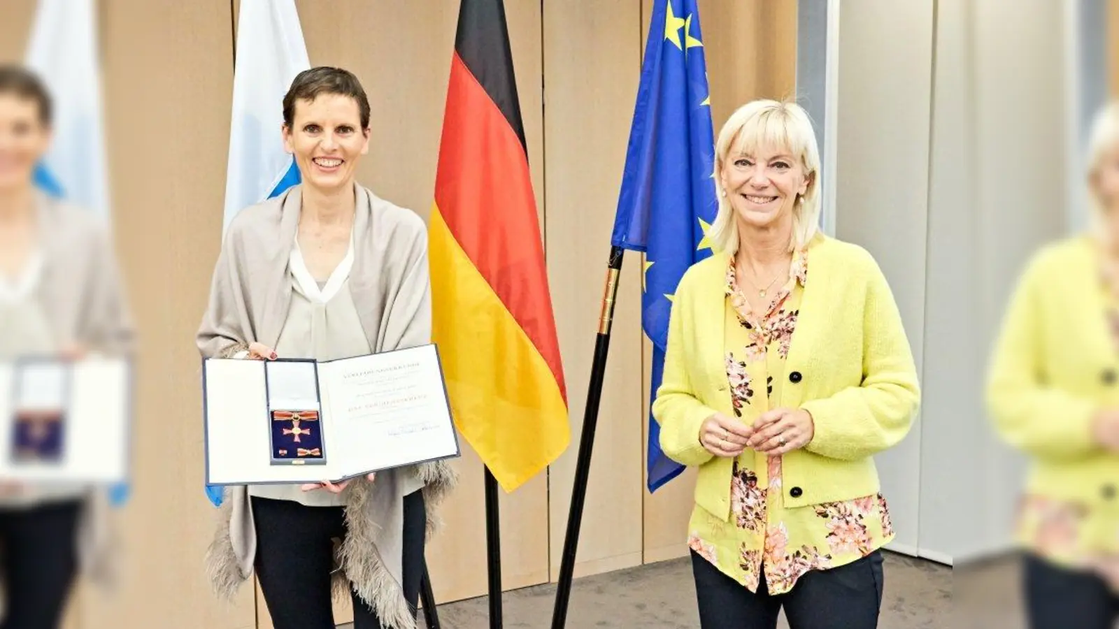 Staatsministerin Carolina Trautner verlieh das Bundesverdienstkreuz an Martina Münch-Nicolaidis (links). (Foto: StMAS / Krautbauer)