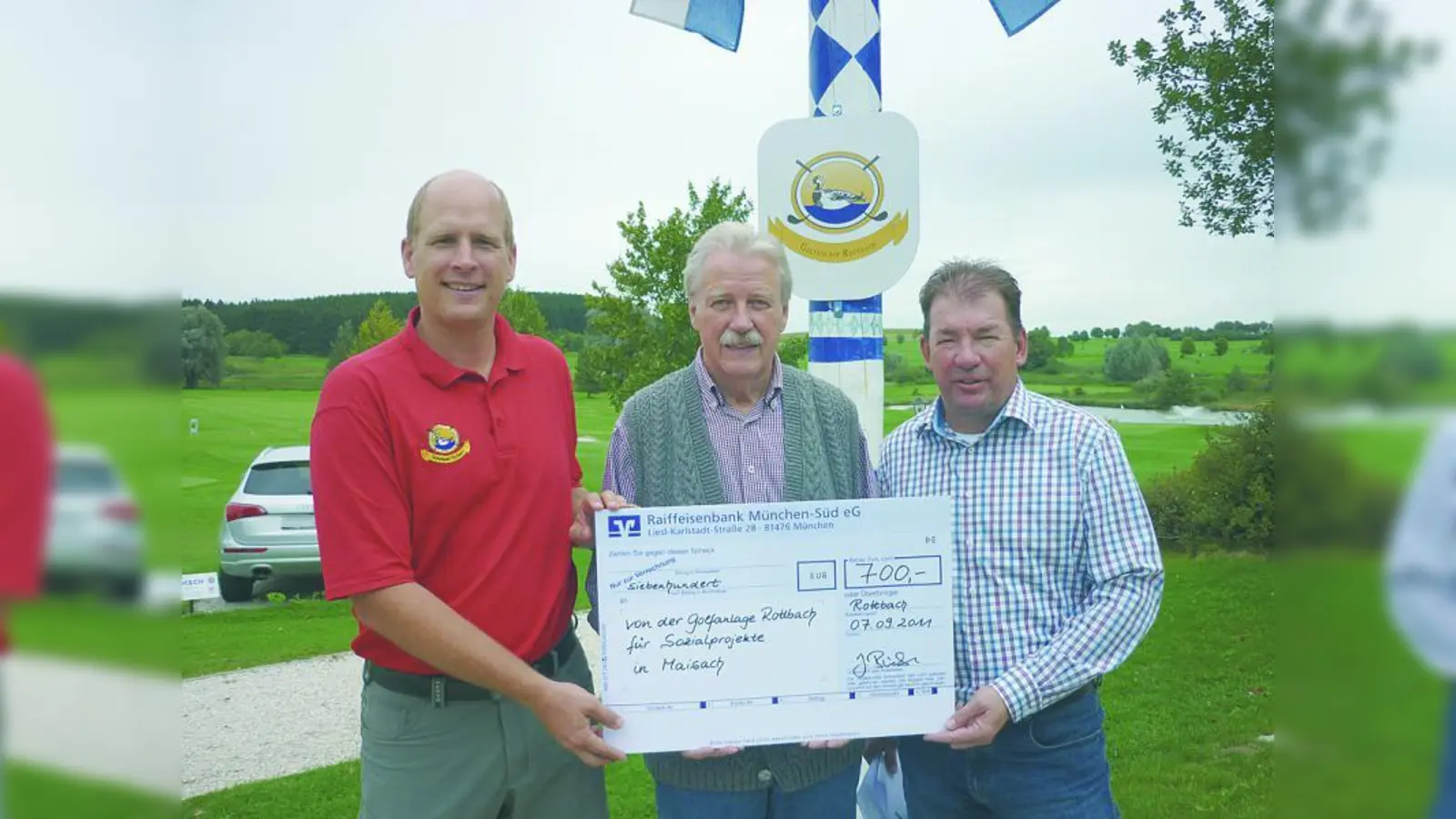 Fröhliche Gesichter bei der Spendenübergabe an die Gemeinde Maisach ( v.l.): Clubmanager Jens Bücker; 2. Bürgermeister der Gemeinde Maisach, Roland Müller; Präsident Albrecht Huber. (Foto: pi)