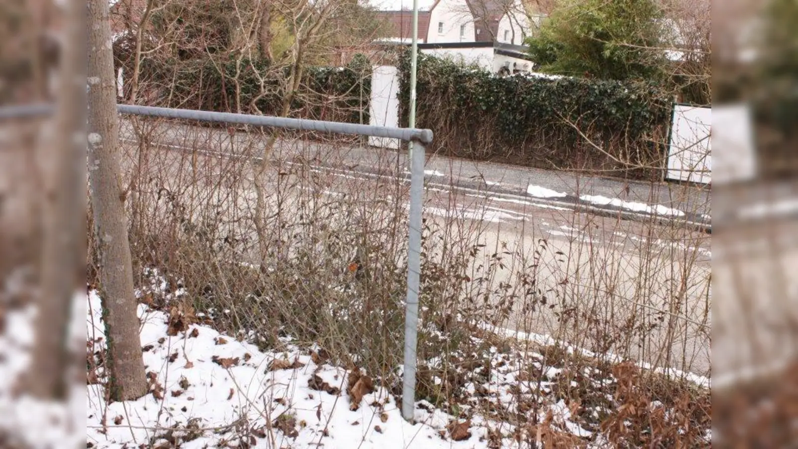 Dieser Zaun befindet sich am Spielplatz des Pfrontener Platzes. Für Hunde gibt es bisher kein eingezäuntes Areal. Das soll sich im nördlichsten Teil an der Grüntenstraße nun ändern. Ein enstprechender Antrag wird vom Bezirksausschuss 7 an die Stadtverwaltung weitergeleitet. (Foto: job)