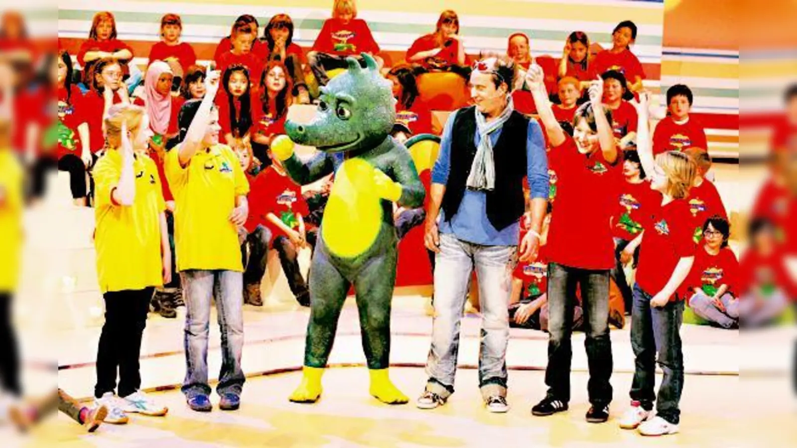 Hoffentlich erweist sich Tabaluga als Glücksdrache für Antonia und Franziska aus Ismaning sowie Niklas und Elisabeth aus Kirchheim (von links). Moderator Tom Lehel wird durch die Sendung am Samstag führen.		 (Foto: ZDF/Ilona Kolar)