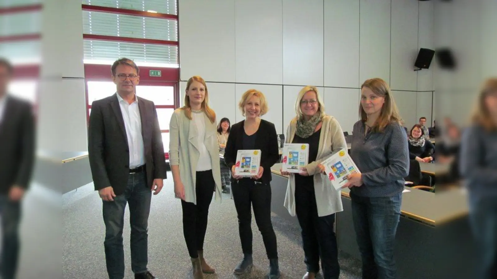 Landrat Thomas Karmasin, Franziska Hohenadl, Leiterin der Abteilung Kultur und Soziales im Landratsamt Fürstenfeldbruck und Birgit Bleistein, Daniela Klotz und Claudia Ascherl von KISPUL, Kinder Spielen und Lernen in Maisach e.V., bei der Übergabe der Tablets (von links). (Foto: dwu)