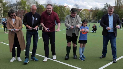 Nina Döllein (stellv. Vorsitzende HC Wacker), Jürgen Sonneck (Leiter Sportamt LHM), Philip Fickel (Bezirksausschuss Sendling), Beppo Brem (ehem. Kreisvorsitzender Bayerisches Landes-Sportamt), Nanami Weimar (Spielerin wU10 Mannschaft HC Wacker) und Björn-Alexander Schmidt (Vorsitzender HC Wacker) gaben den neuen Kunstrasen frei (von links).<br>Bildquelle: Karin Dornbusch  (Foto: Karin Dornbusch)
