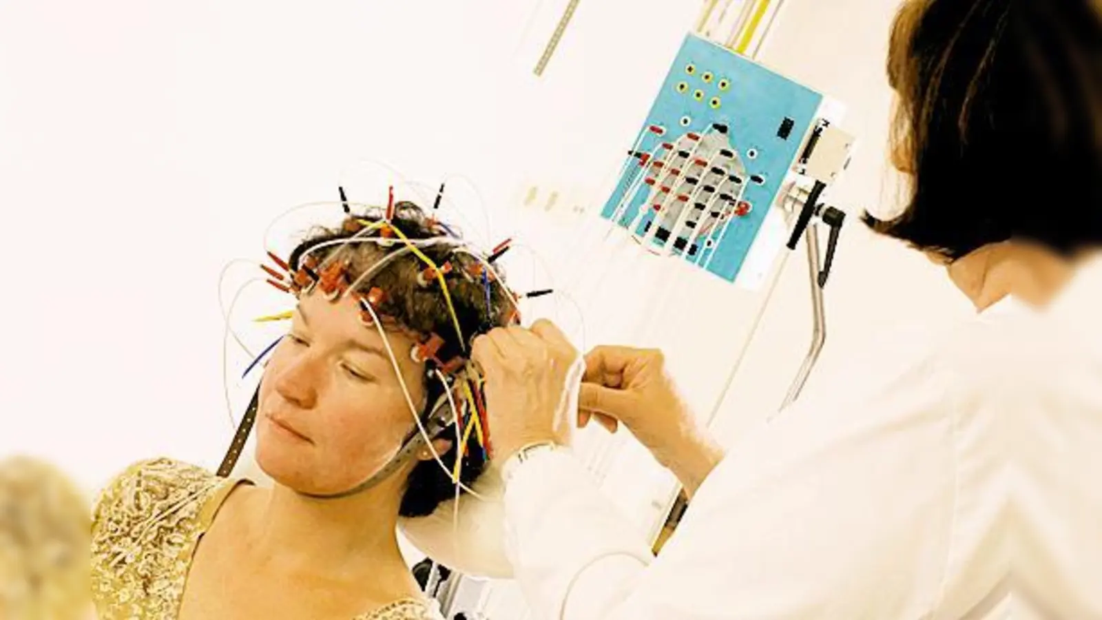 Das EEG misst die Hirnströme der Patientin.	 (Fotos: StKM)