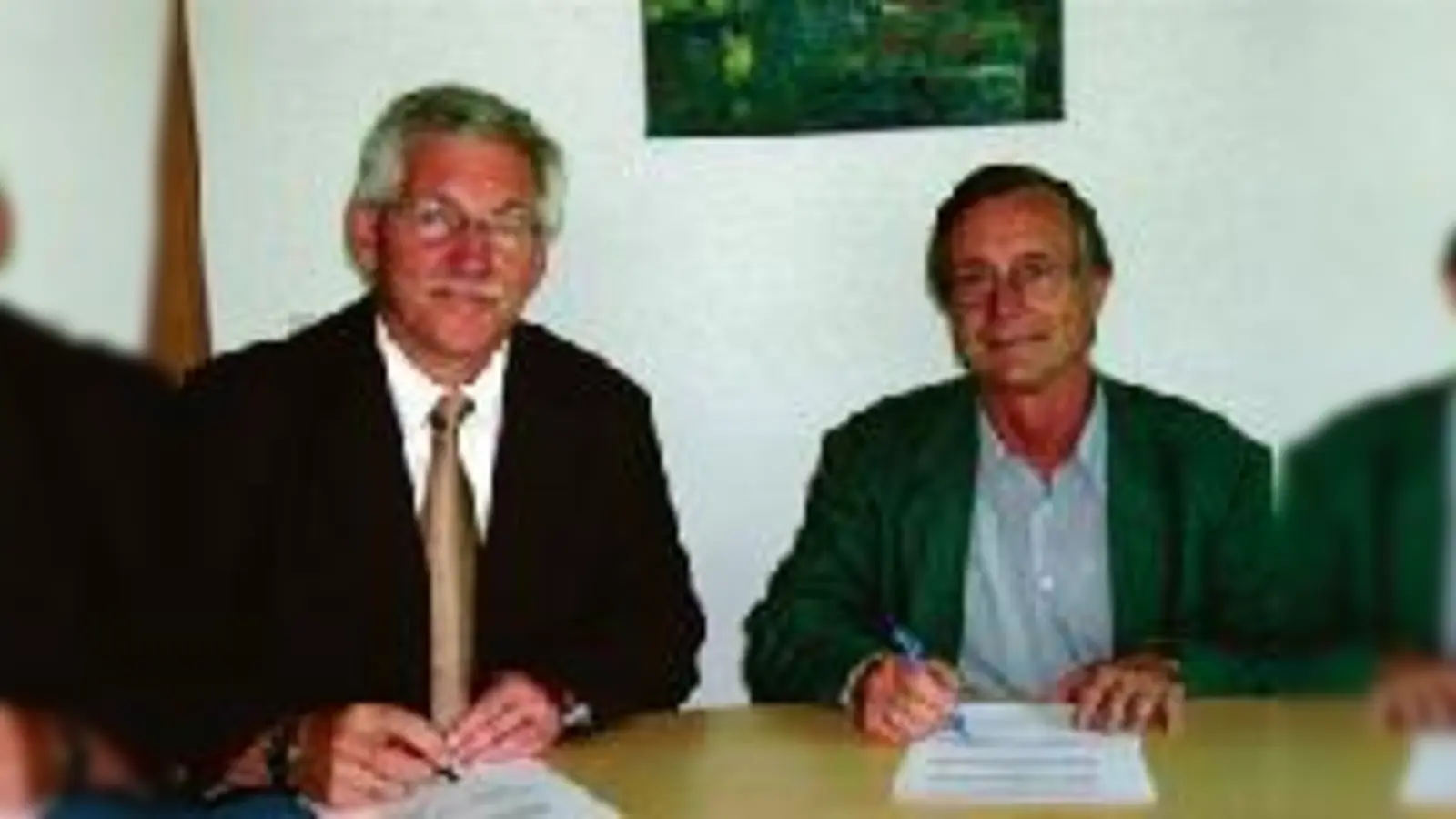 Erster Bürgermeister Werner van der Weck (l.) und der evangelische Pfarrer Alfred Krauth (r.) begrüßen den Kindergarten Arche Noah.	 (Foto: VA)