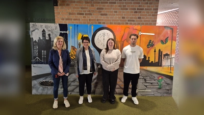 Josefine Müller vom Therapeutischen Zentrum Gauting, Erste Bürgermeisterin Dr. Brigitte Kössinger, Shirley Groß und Benjamin Becker (v. l.)vor dem Triptychon, das in einer „stillen Auktion“ versteigert werden soll. (Foto: Gemeinde Gauting)