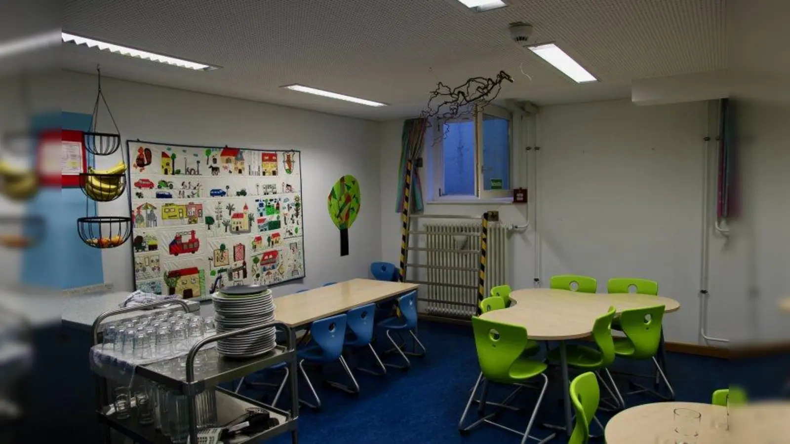 Duster, auch bei strahlender Oktobersonne: die Mittagsbetreuung Martinsried ist seit über 15 Jahren im Keller untergebracht - provisorisch. (Foto: us)