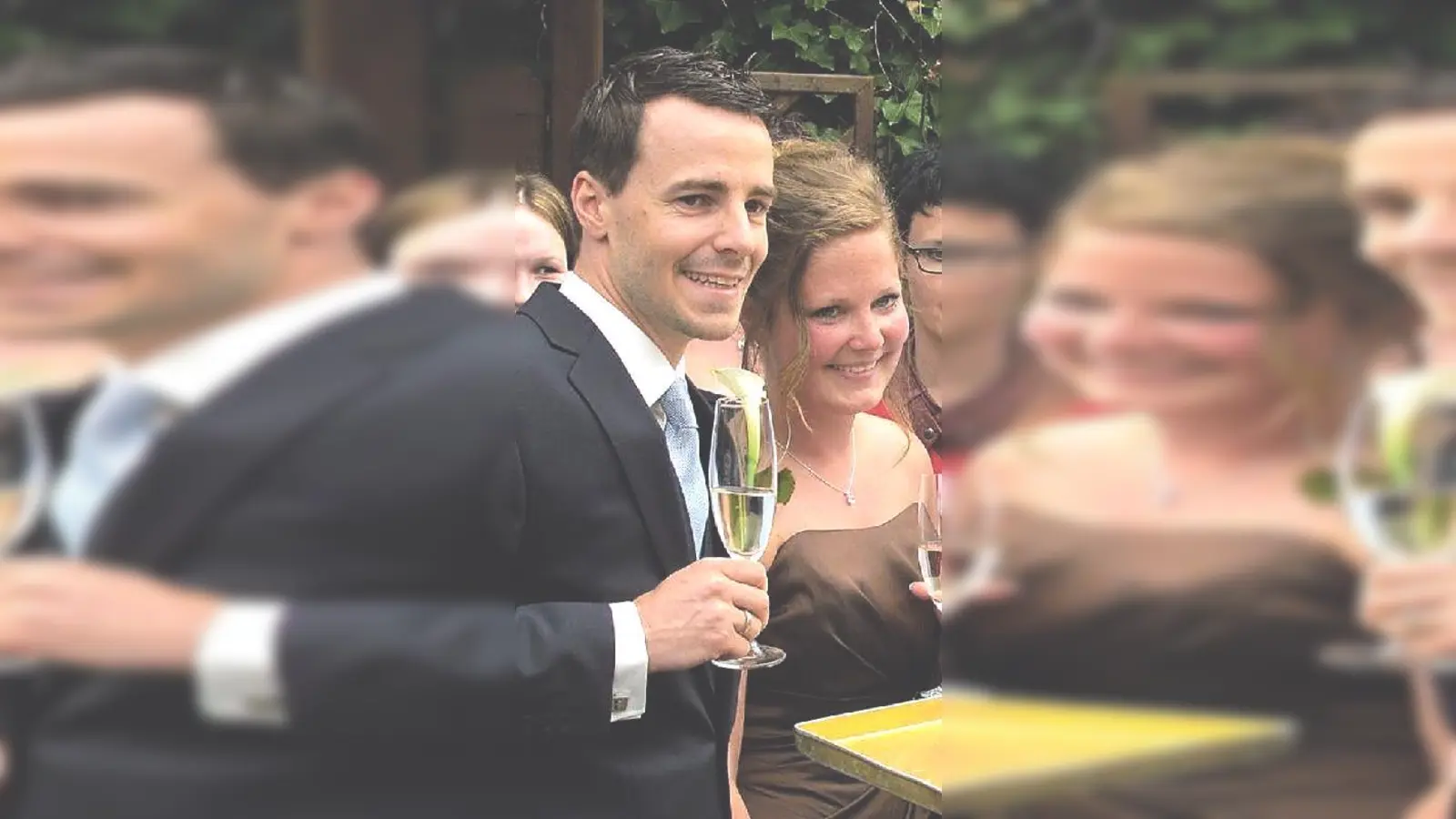 Christina und Mark  Rochelt, frisch getraut von Bürgermeister Heinz Hilger, beim Anstoßen  im Kirchheimer Rathausgarten.   	 (Foto: fkn)