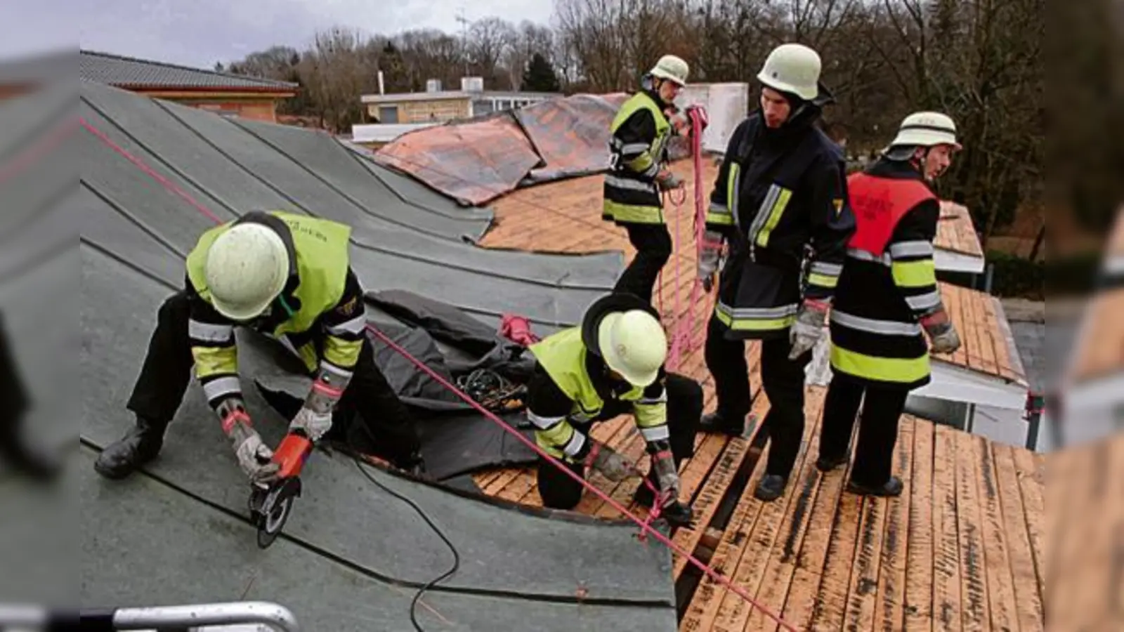 In der Flemingstraße deckte der Orkan sogar ein ganzes Haus ab.  (Foto: Feuerwehr)