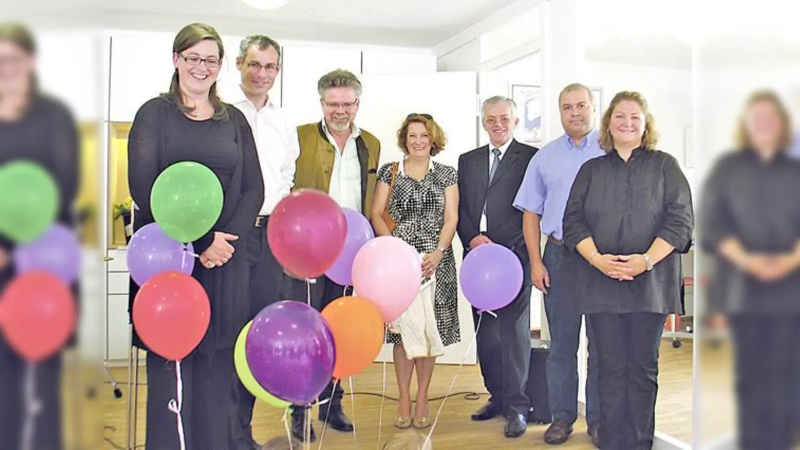 (V.l.): Ines Schicht, ihr Mann Thomas, BA-Vorstand Kurt Damaschke, Ex-Stadträtin Fiorenza Colonnella, Rino Antonio Tessari (Schulabteilung im Italienischen Konsulat) und die Eltern der ersten Kindergartenkinder.   (Foto: aha)