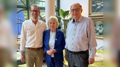 Kai Pietzner (links) mit Margot Günther (Ehrenvorsitzende der Senioren-Union im KV 8) und Werner Link (Vorsitzender der Senioren-Union im KV 8). (Foto: Senioren-Union)