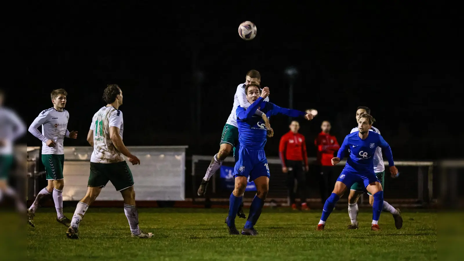 Alles in der eigenen Hand: Der Kirchheimer SC (blau), hier im Heimspiel gegen den FC Schwaig, ist dicht dran am ersten Aufstieg in die Bayernliga Süd. (Foto: Christian Riedel)