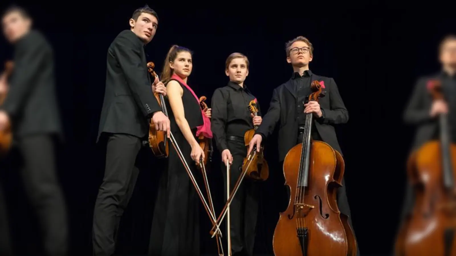 Einer für alle, alle für einen  im Wettbewerb »Jugend musiziert« setzten sich Simon Burzin, Clara Büsel, Jannis Roos und Felix Eckert (v. li.) als JKO Violinissimo mit ihren filigranen Instrumenten durch.	 (Foto: Norbert Senser (Fotoclub Erding))