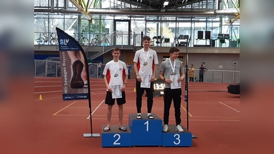 Auf dem Siegertreppchen: v.l. Benedikt Maurer, Jakob Zimmer (beide SV Germering) sowie Niklas Göhl (LG Eckental).<br><br> (Foto: privat)