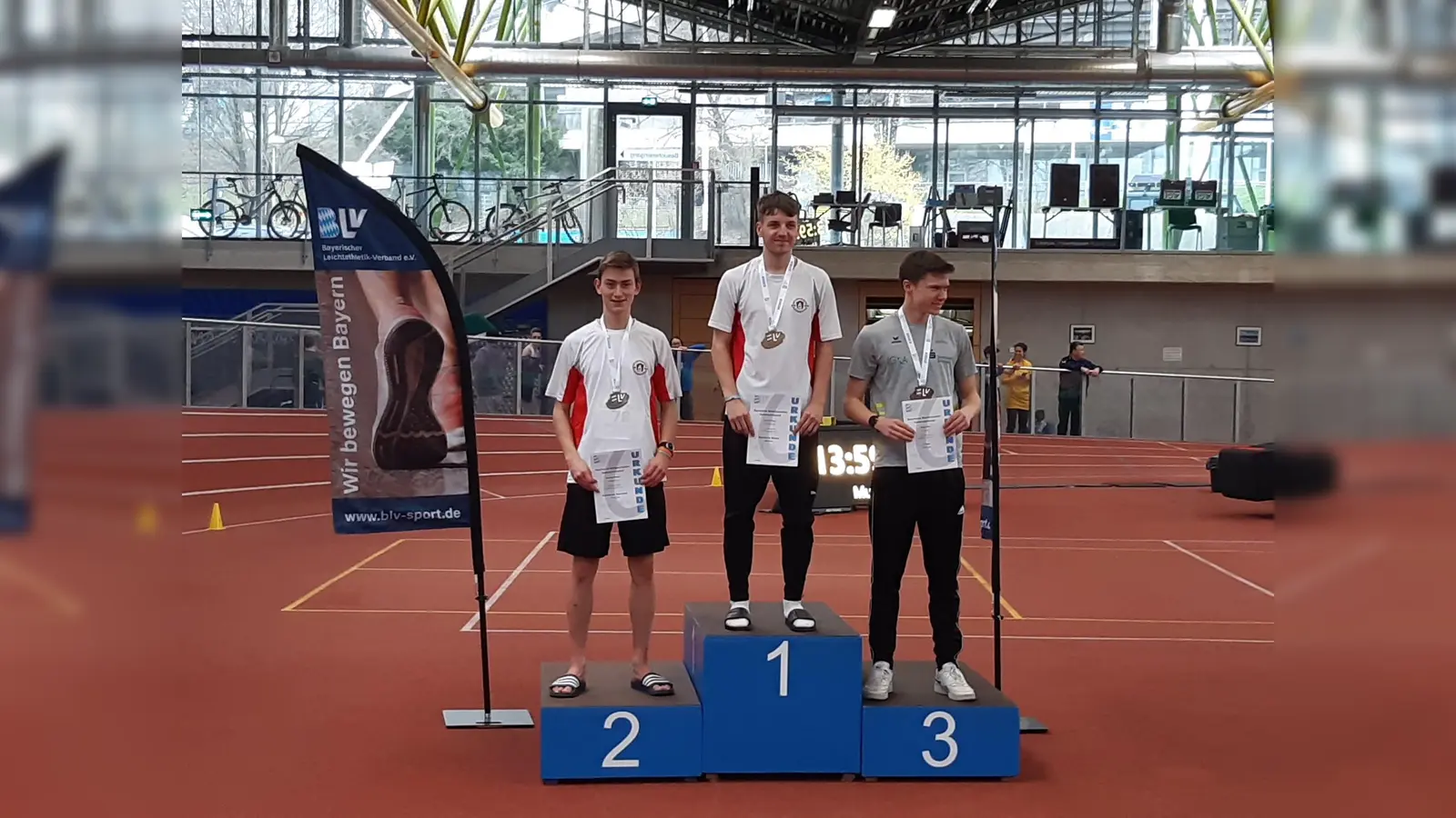 Auf dem Siegertreppchen: v.l. Benedikt Maurer, Jakob Zimmer (beide SV Germering) sowie Niklas Göhl (LG Eckental).<br><br> (Foto: privat)